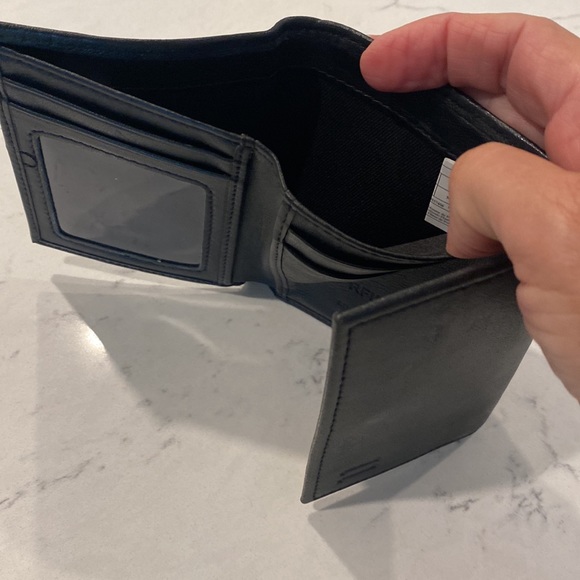 Black travel wallet - Picture 3 of 6